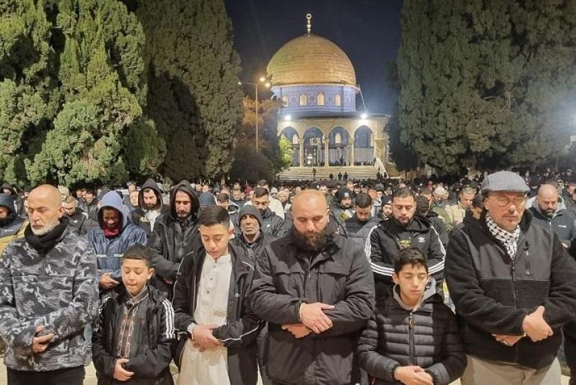 70 ألفا يؤدون صلاتي العشاء والتراويح في رحاب المسجد الأقصى