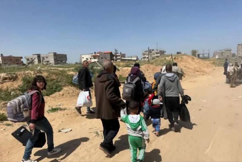 أطفال ينزحون مع أسرهم في رفح جنوب قطاع غزة