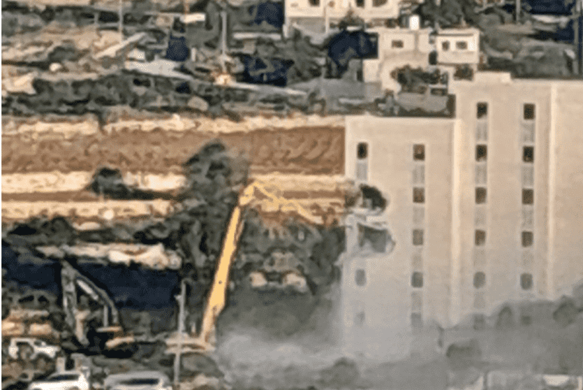 هدم عمارة سكنية