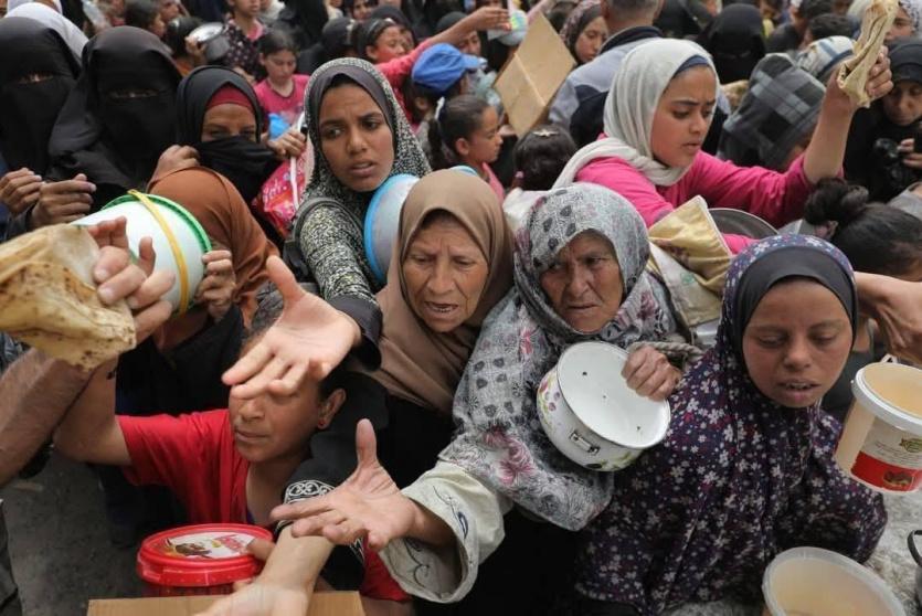 نازحون ينتظرون الحصول على وجبة طعام في غزة