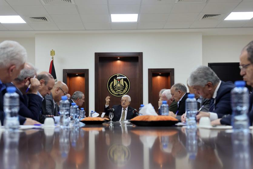 الرئيس عباس يرشح حسين الشيخ لمنصب