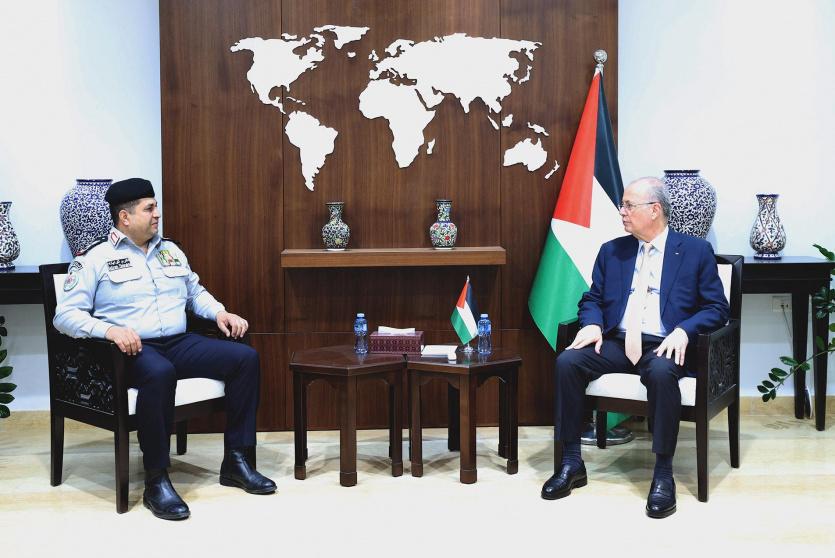 رئيس الوزراء يلتقي مدير عام الدفاع المدني ويشيد بجهود الجهاز 