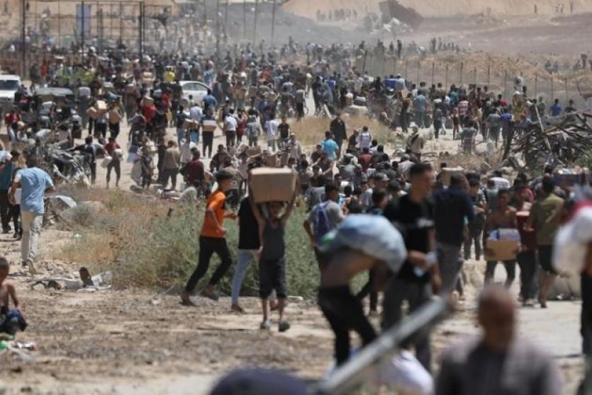 مواطنون يحاولون الحصول على مساعدات في غزة