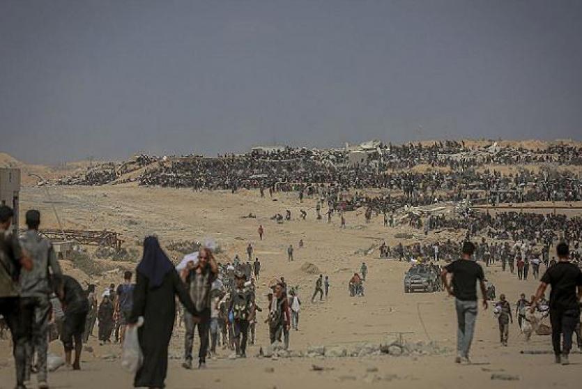 مواطنون ينتظرون المساعدات الإنسانية في قطاع غزة