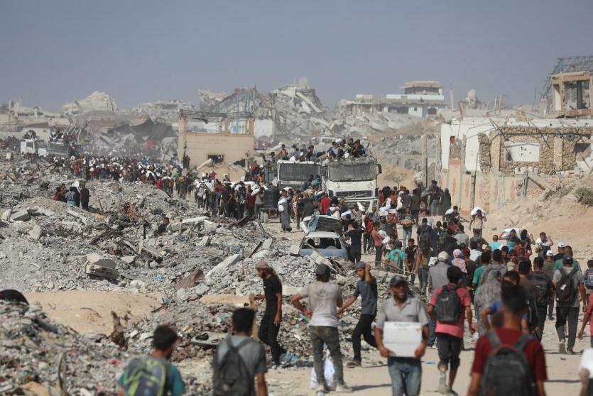 مواطنون ينتظرون المساعدات الإنسانية في قطاع غزة 