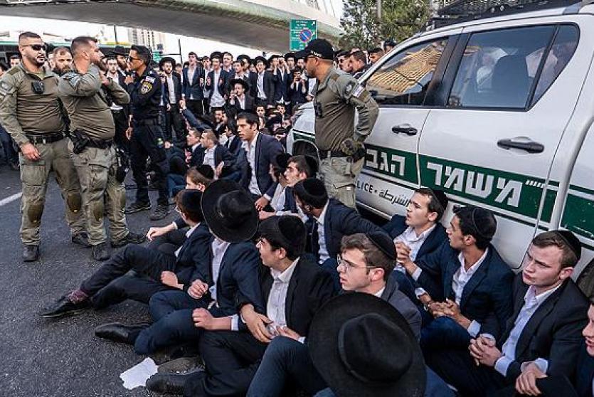 مئات الآلاف من