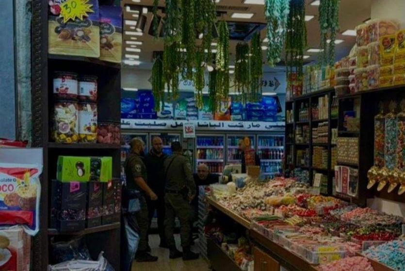 مستوطنان يعتديان على أصحاب المحال التجارية والاحتلال يعتقل أربعة مواطنين في القدس