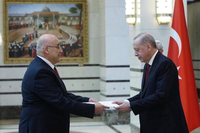 خلال تقديم أوراق اعتماد السفير أبو جيش