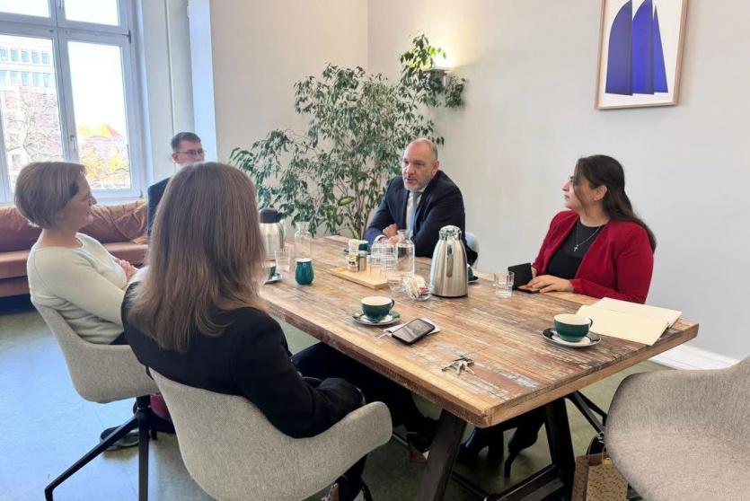 السفير ليث عرفة يطلع رئيسة حزب الخضر الألماني على آخر المستجدات في فلسطين