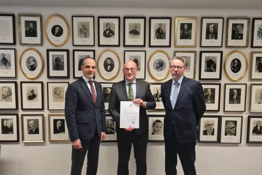 السفير حجازي يسلم وثيقة انضمام فلسطين للجنة الدولية لشؤون المفقودين