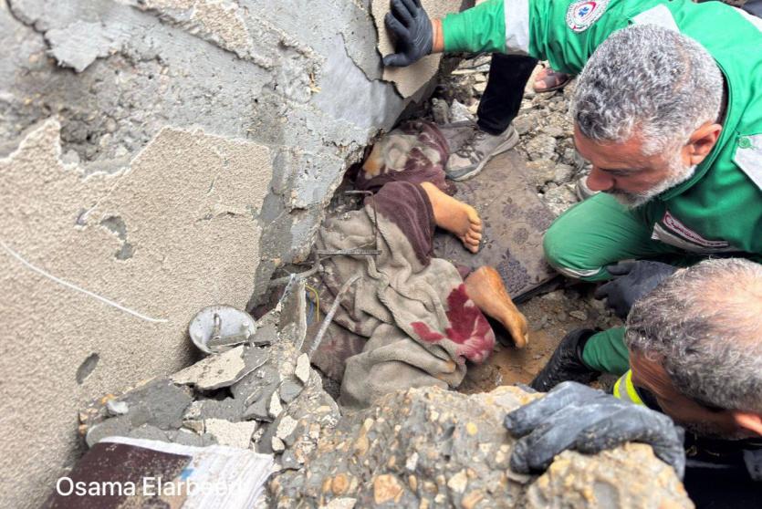 من موقع انهيار منزل على رؤوس ساكنيه شمال غزة