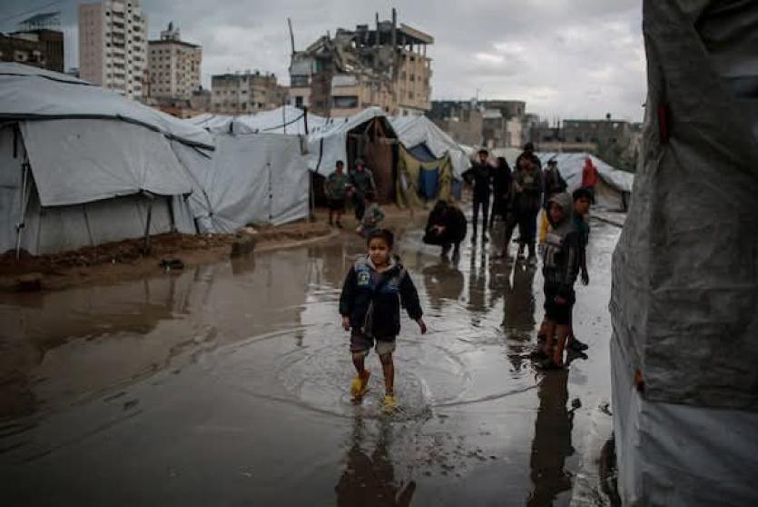 الأمطار والرياح تغرق وتقتلع خيام النازحين في قطاع غزة 