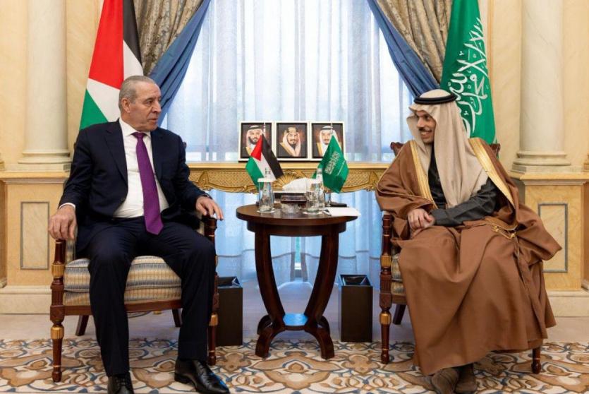 الشيخ يبحث مع وزير الخارجية السعودي تطورات الأوضاع بالضفة وغزة