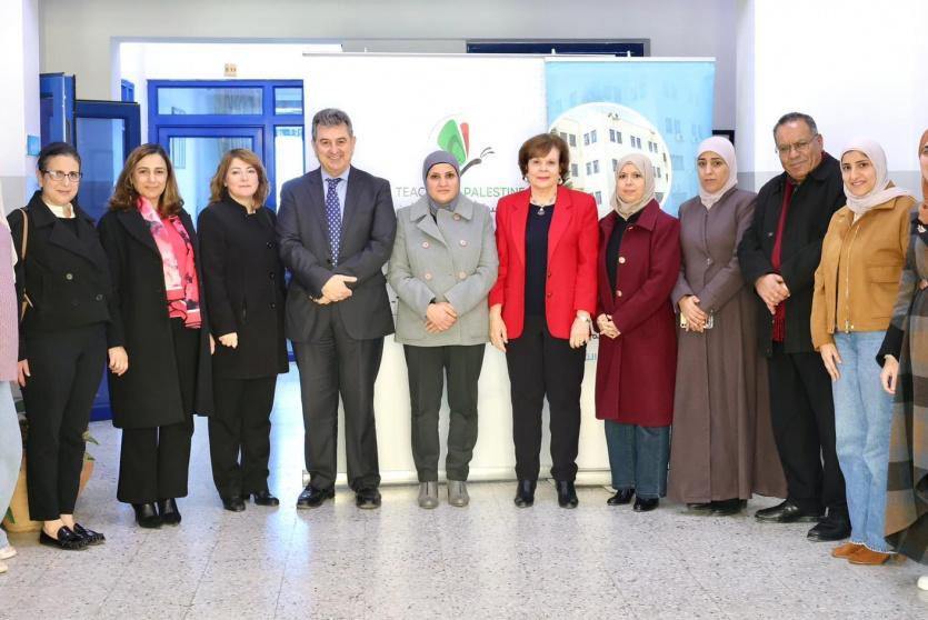 خلال تسليم أجهزة الحاسوب