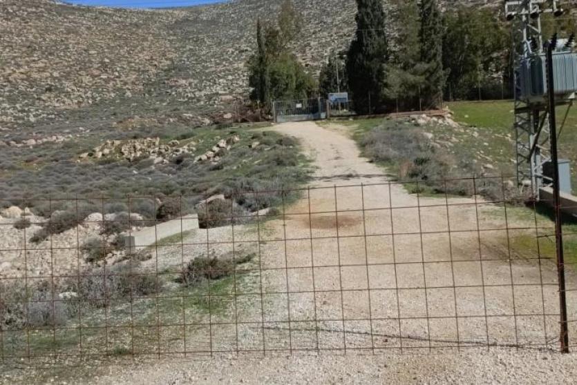 مستوطنون يعتدون على طواقم مصلحة مياه محافظة القدس في عين سامية