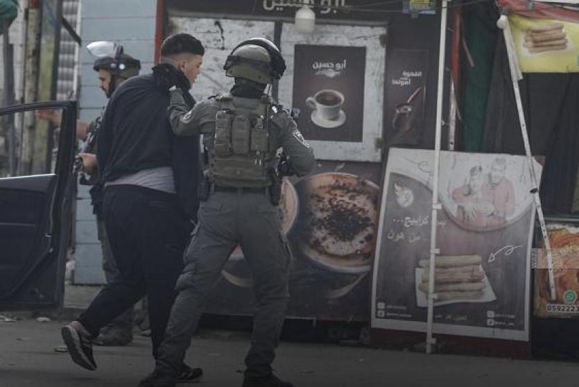 قوات الاحتلال تعتقل مواطنا - ارشيف