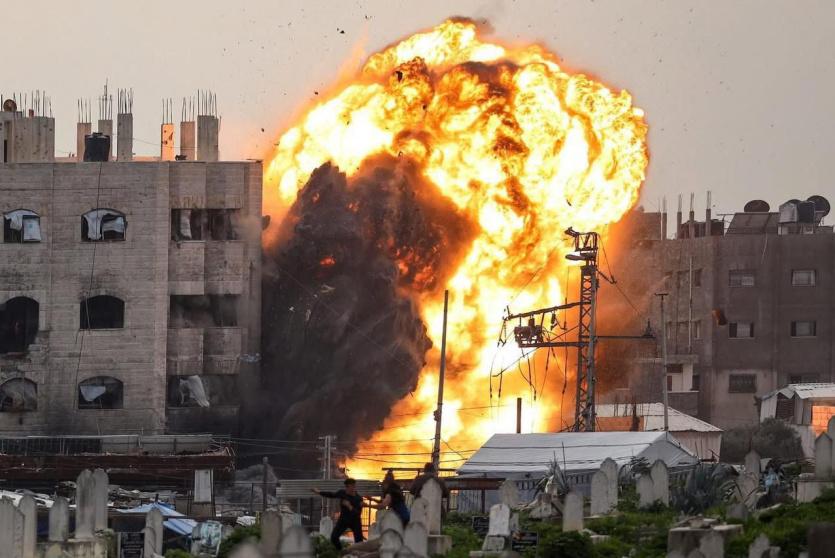 طائرات الاحتلال تقصف عمارة سكنية في حي الزيتون شرقي غزة