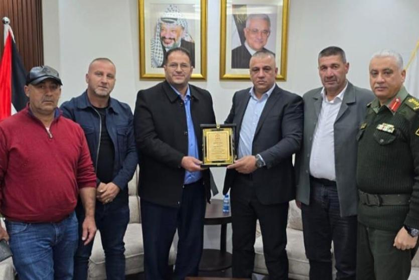 اللواء ناصر البوريني يستقبل رئيس وأعضاء بلدية الظاهرية