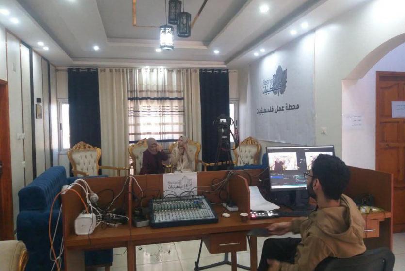 »هنا غزة»… صوتٌ يولد من الركام ليعيد الحكاية إلى أصحابها