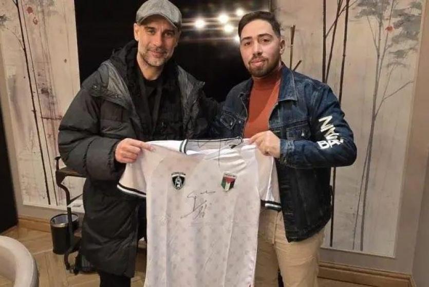 رسالة تضامنية.. غوارديولا يوقع على قمصان لفريق 