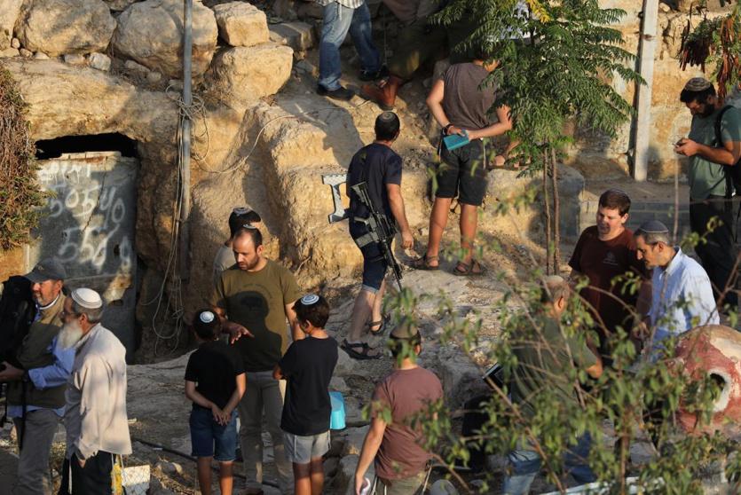 مستوطنون يقتحمون مسكناً في خربة الحلاوة ويخربون ألواح طاقة شمسية وأسواراً بمسافر يطا