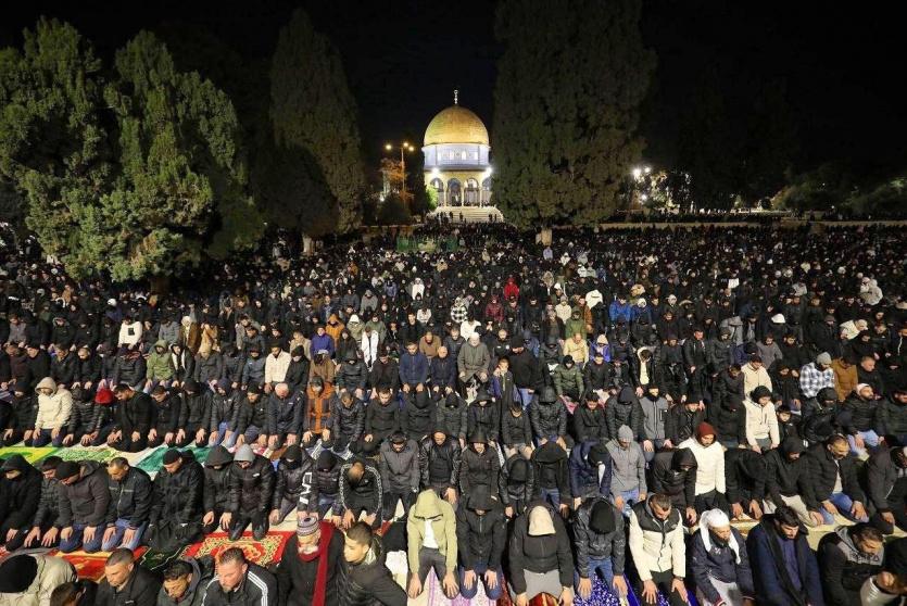 رغم قيود الاحتلال.. 70 ألف مصل يؤدون صلاتي العشاء والتراويح في المسجد الأقصى