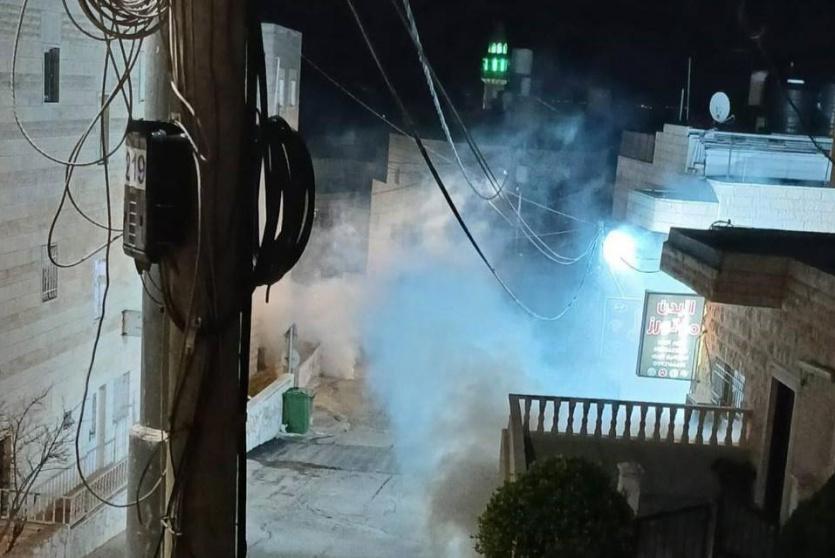 قوات الاحتلال تطلق قنابل الغاز خلال اقتحامها