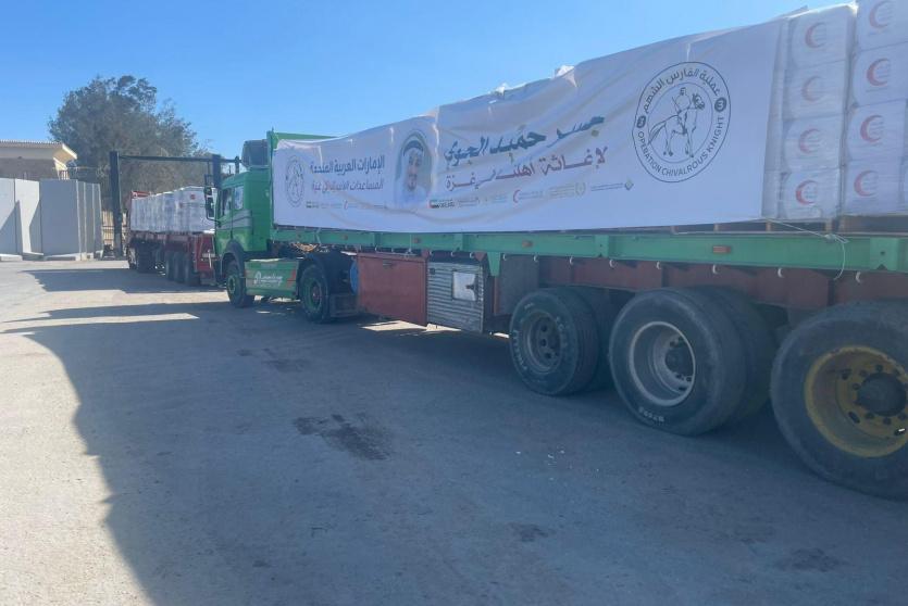 بدعم من وكالة الإمارات للمساعدات الدولية .. عبور قافلة مساعدات جديدة عبر معبر كرم أبو سالم إلى غزة