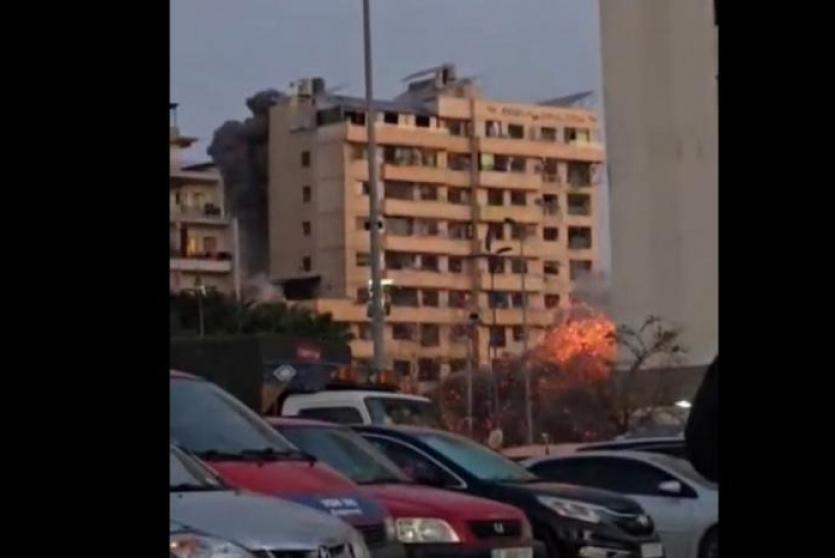 شاهد: الاحتلال يدمّر مبنى سكنيًا كاملًا في الباشورة وسط بيروت