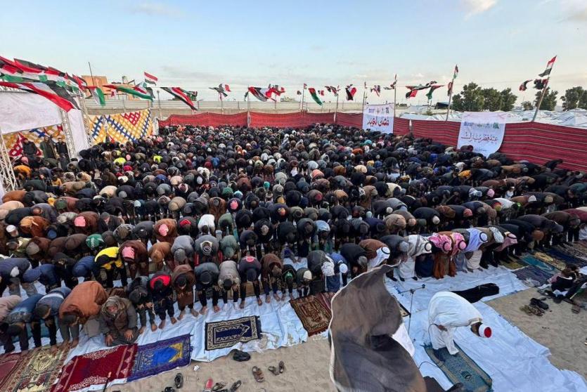 أداء صلاة العيد في الساحات وبين أنقاض المساجد التي دمرها الاحتلال في قطاع غزة