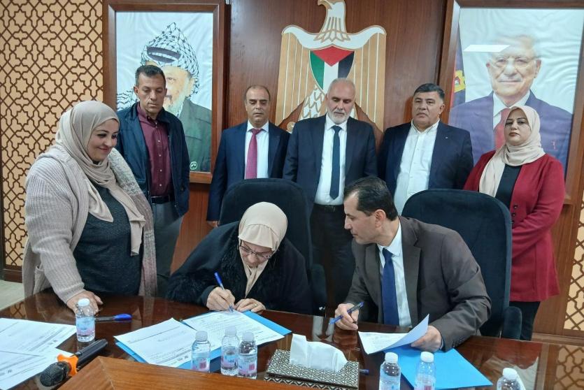 جانب من توقيع الاتفاقيات