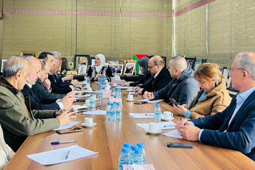 مجلس طوارئ رام الله والبيرة يعقد اجتماعا تقييمياً ويؤكد توفر السلع الأساسية ومراقبة الأسعار 