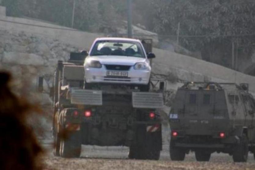 الاحتلال يستولي على مركبات