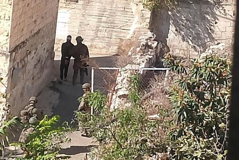 قوات الاحتلال تعتقل مواطنا وتطارد رعاة الأغنام في مسافر يطا