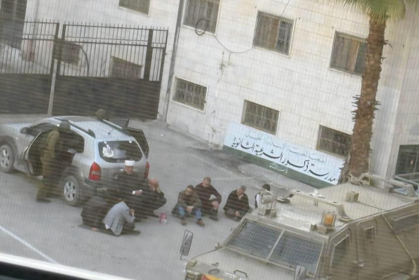 قوات الاحتلال تعتقل وزير الأوقاف السابق وتحتجز صحفيا