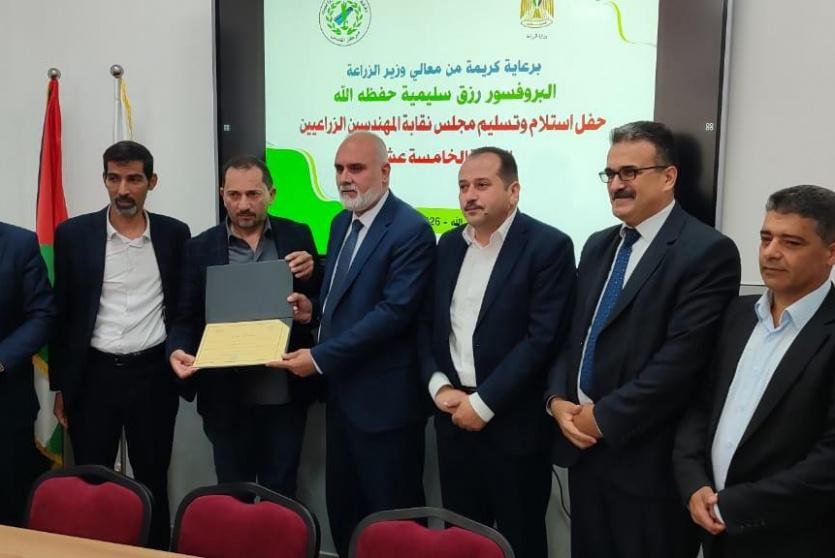 خلال مراسم التسليم