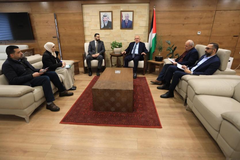 حجاوي يبحث مع بلدية المزرعة الشرقية إجراءات حماية أراضي العاصور من انتهاكات الاحتلال