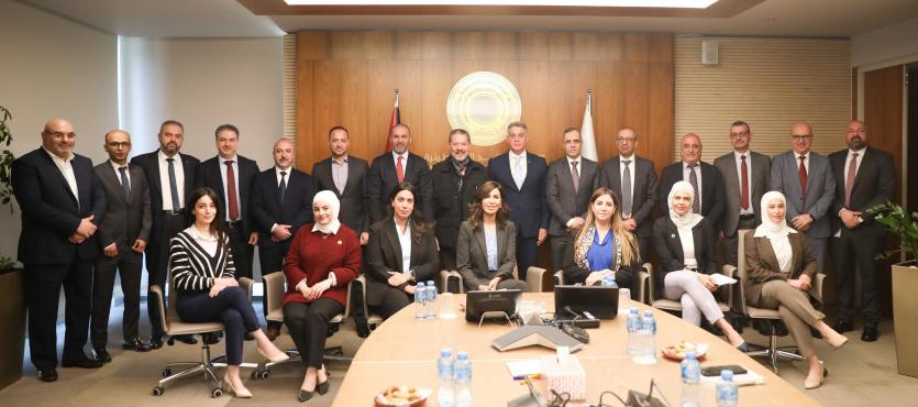 محافظ سلطة النقد يستقبل ياسر عباس ممثل الرئيس