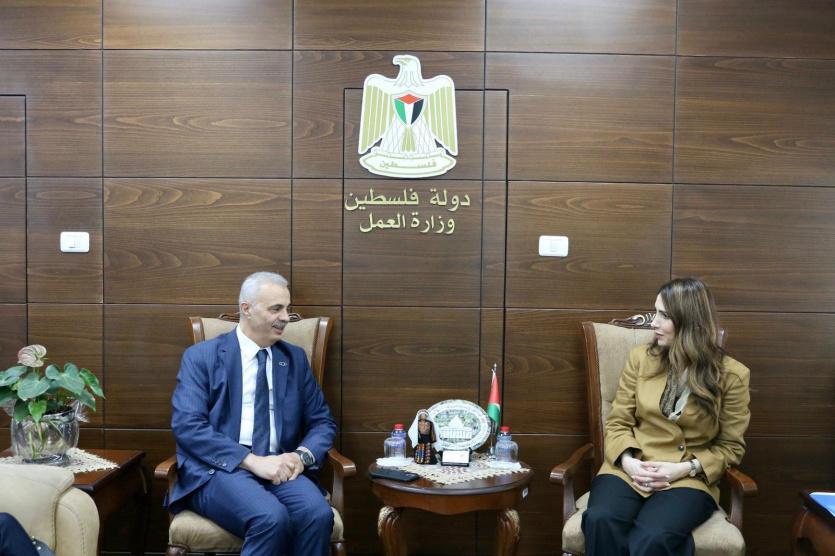 وزارة العمل والبنك العربي يؤكدان أهمية توسيع التعاون لدعم سوق العمل